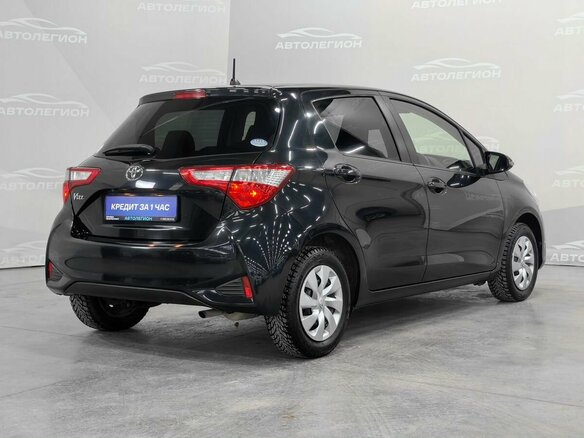 2018 Toyota Vitz III (XP130) Рестайлинг 2, чёрный, 975000 рублей - вид 4