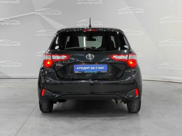 2018 Toyota Vitz III (XP130) Рестайлинг 2, чёрный, 975000 рублей - вид 3