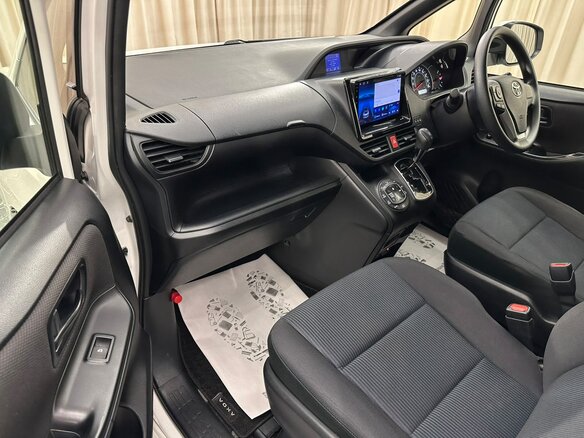 2018 Toyota Voxy III (R80) Рестайлинг, белый, 2199999 рублей - вид 12