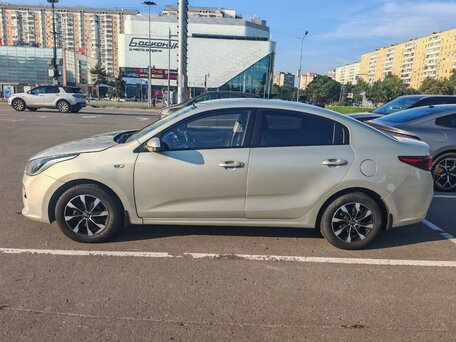 2018 Kia Rio IV, бежевый, 1350000 рублей, вид 2