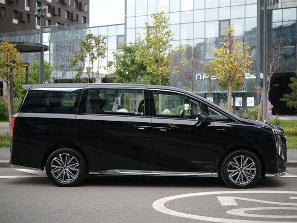2026 GAC Trumpchi M8 II Рестайлинг, чёрный, 6200000 рублей - вид 2