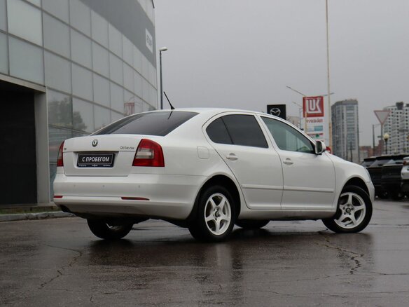 2011 Skoda Octavia II (A5) Рестайлинг, белый, 690000 рублей - вид 4