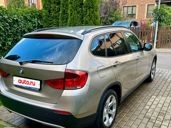 2011 BMW X1 18i I (E84), серебристый, 890000 рублей - вид 2