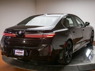 2026 BMW 7 серии 740 xDrive VII (G70) Рестайлинг, чёрный, 18800000 рублей, вид 3