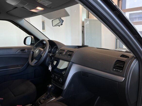 2015 Skoda Yeti I Рестайлинг, серебристый - вид 12