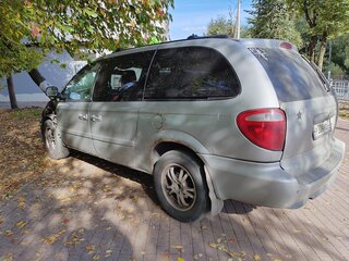 2005 Chrysler Town & Country IV Рестайлинг, серебристый, 360000 рублей, вид 2