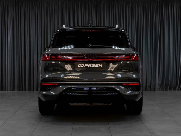 2023 Audi Q6 45 TFSI, серый, 7039000 рублей - вид 3