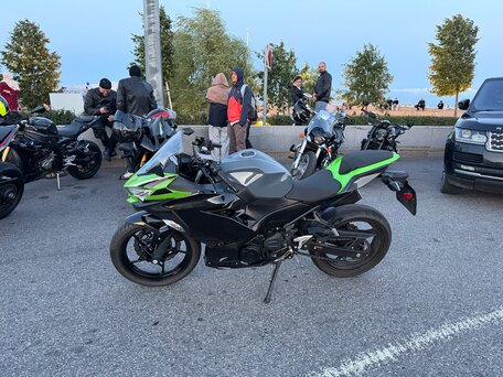 2019 Kawasaki Ninja 400, серый, 599999 рублей, вид 3