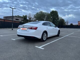 2020 Chevrolet Malibu IX Рестайлинг, белый, 1350000 рублей, вид 4