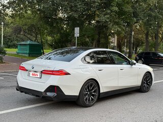 2023 BMW 5 серии 530i xDrive VIII (G60/G61/G68), белый, 7290000 рублей, вид 5
