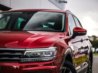 2018 Volkswagen Tiguan II, красный, 2273777 рублей, вид 2