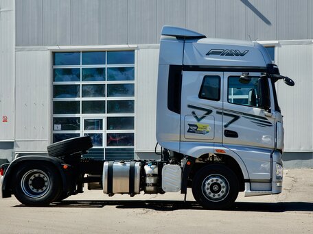 2024 FAW J7, серебристый, 8500000 рублей, вид 4