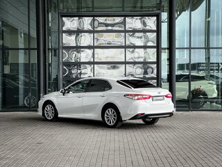 2021 Toyota Camry VIII (XV70) Рестайлинг, белый, 2690000 рублей, вид 5