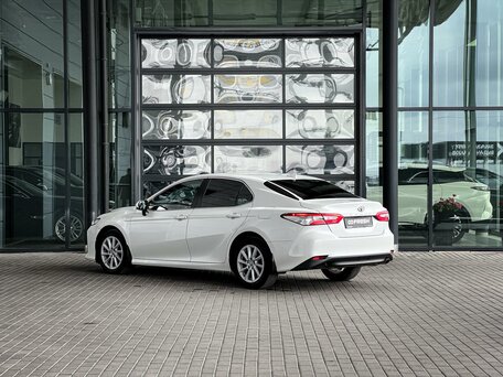 2021 Toyota Camry VIII (XV70) Рестайлинг, белый, 2690000 рублей, вид 5
