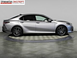 2021 Toyota Camry VIII (XV70) Рестайлинг, серебристый, 3497000 рублей, вид 4