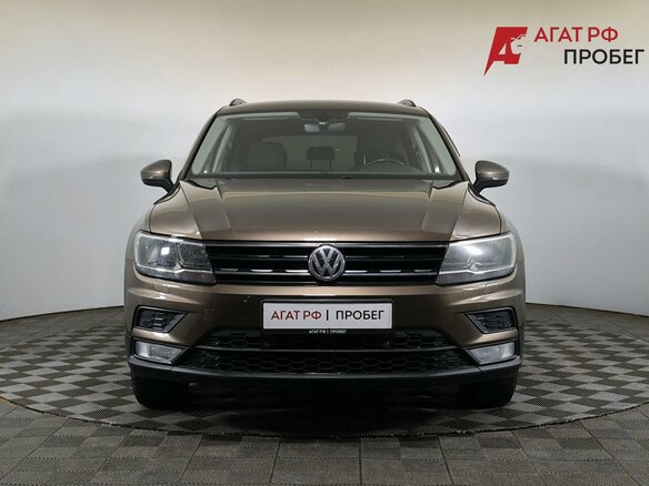 2017 Volkswagen Tiguan II, коричневый, 1680000 рублей - вид 1