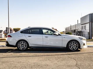 2025 BMW 5 серии 520i VIII (G60/G61/G68), белый, 6350000 рублей, вид 3