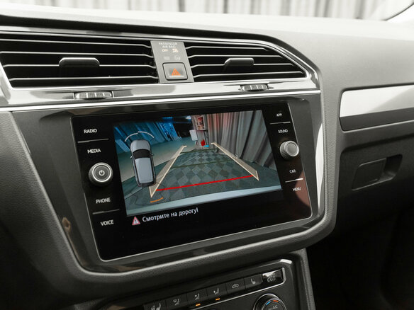 2018 Volkswagen Tiguan II, серебристый - вид 22