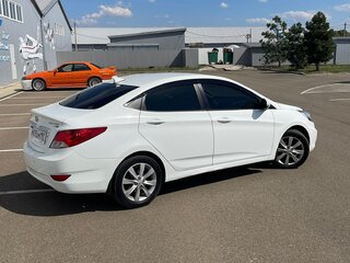 2011 Hyundai Solaris I, белый, 930000 рублей, вид 2