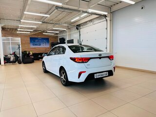 2020 Kia Rio IV, белый, 1649000 рублей, вид 4