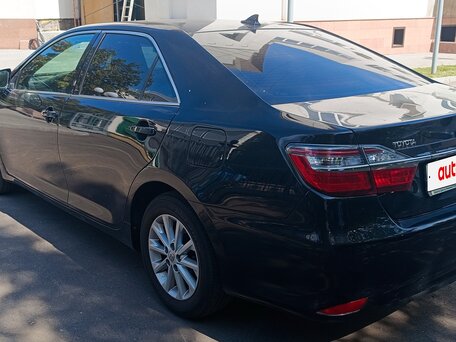 2017 Toyota Camry VII (XV50) Рестайлинг, чёрный, 2104000 рублей, вид 2