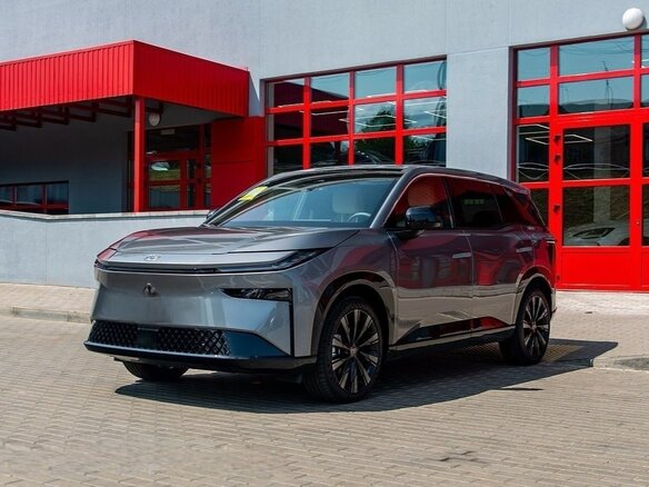 2026 Toyota bZ3X 67.9 kWh, серебристый, 3490000 рублей