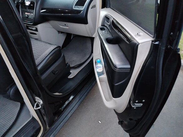 2011 Chrysler Town & Country V Рестайлинг, чёрный, 1500000 рублей - вид 10