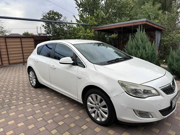 2011 Opel Astra J, белый, 650000 рублей - вид 1