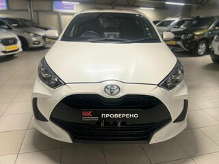 2020 Toyota Yaris IV, белый, 1309000 рублей, вид 2