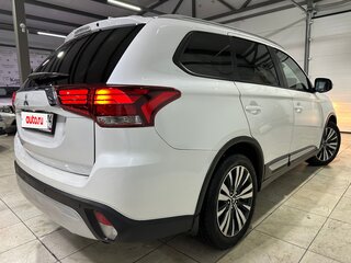 2021 Mitsubishi Outlander III Рестайлинг 3, белый, 2350000 рублей, вид 4