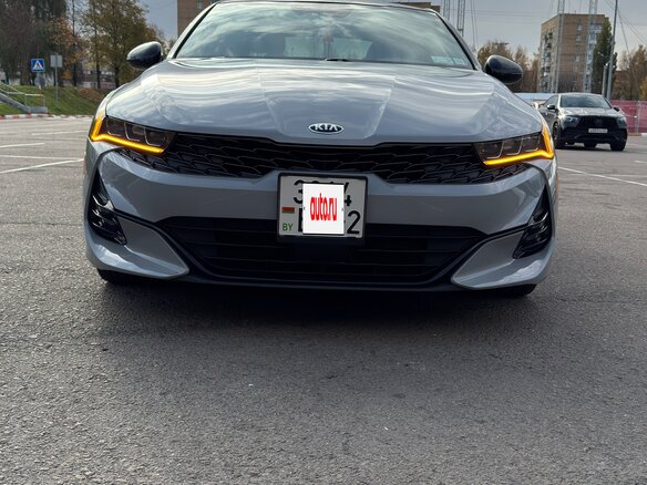 2021 Kia K5 III, серый, 2400000 рублей - вид 1