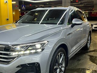 2018 Volkswagen Touareg III, серебристый, 4300000 рублей, вид 2