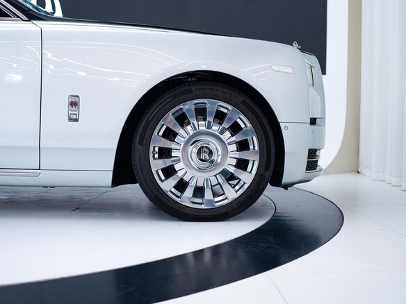 2023 Rolls-Royce Phantom Extended VIII Рестайлинг (Series II), серебристый, 50000000 рублей - вид 13
