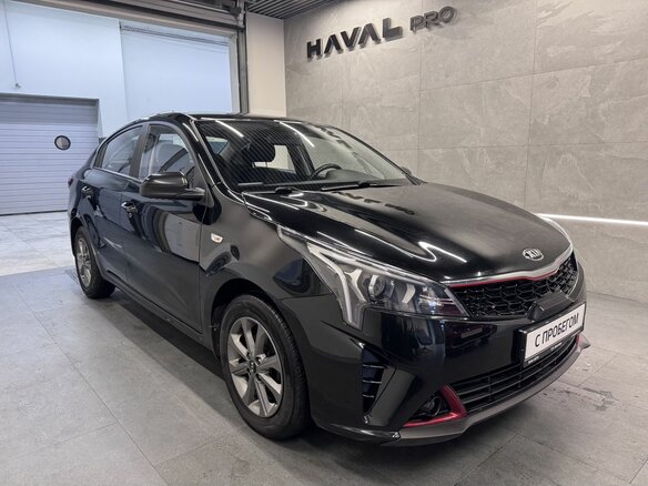2020 Kia Rio IV Рестайлинг, чёрный, 1619000 рублей - вид 1