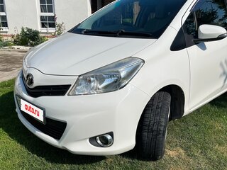 2013 Toyota Vitz III (XP130), белый, 700000 рублей, вид 2