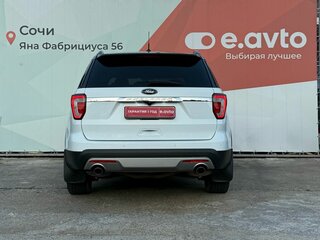 2016 Ford Explorer V Рестайлинг, белый, 2500000 рублей, вид 5