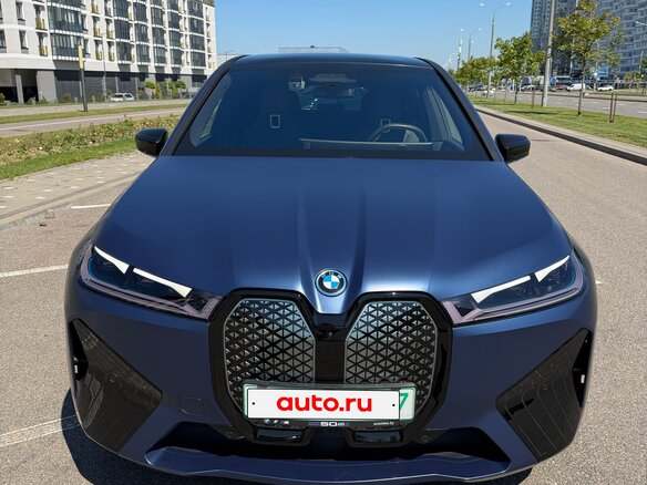 2023 BMW iX M60 I (I20), синий, 7111224 рублей - вид 4
