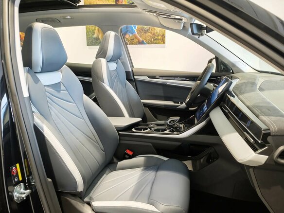 2026 Geely Atlas II, чёрный, 3909990 рублей - вид 6