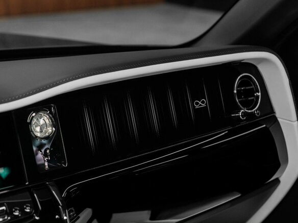 2026 Rolls-Royce Cullinan Black Badge I Рестайлинг (Series II), чёрный, 70000000 рублей - вид 17