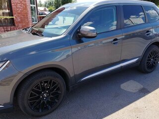 2015 Mitsubishi Outlander III Рестайлинг 2, серый, 1580000 рублей, вид 3