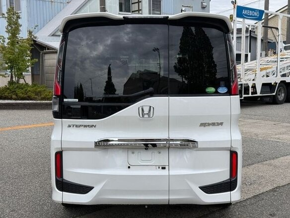 2018 Honda Stepwgn Spada V Рестайлинг, белый, 1610000 рублей - вид 4