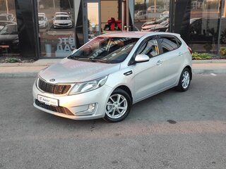 2013 Kia Rio 5-speed III, серебристый, 850000 рублей, вид 1