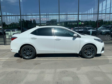 2017 Toyota Corolla XI (E160, E170, E180) Рестайлинг 1, белый, 1360000 рублей, вид 3