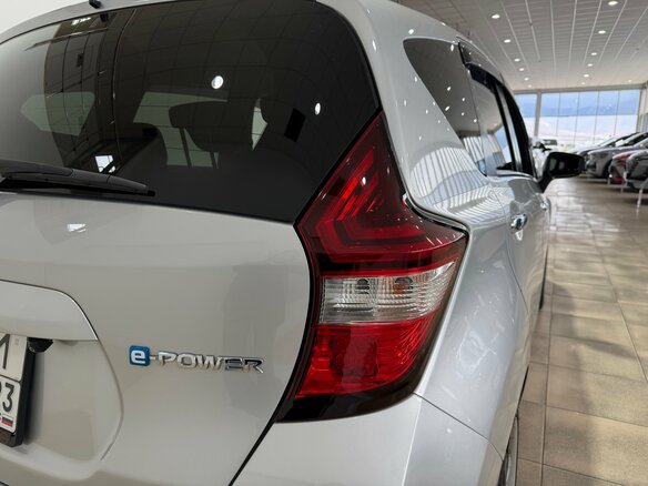 2020 Nissan Note e-Power II Рестайлинг, серебристый, 1300000 рублей - вид 21