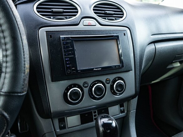 2009 Ford Focus II Рестайлинг, белый - вид 18