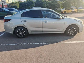 2018 Kia Rio IV, бежевый, 1350000 рублей, вид 3