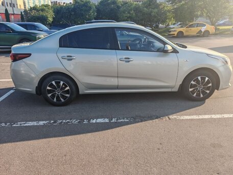 2018 Kia Rio IV, бежевый, 1350000 рублей, вид 3