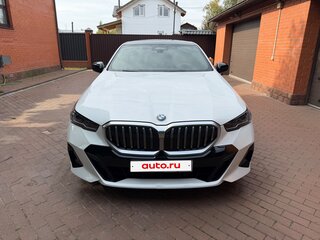 2024 BMW 5 серии 530i xDrive VIII (G60/G61/G68), белый, 6650000 рублей, вид 2