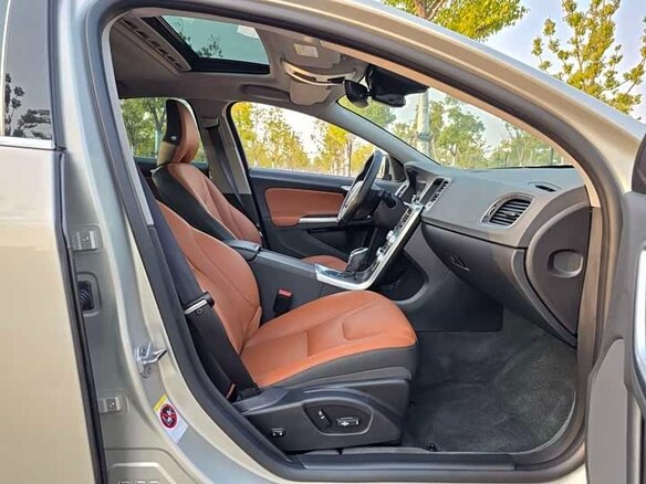 2018 Volvo S60 II Рестайлинг, золотистый, 1370000 рублей - вид 17