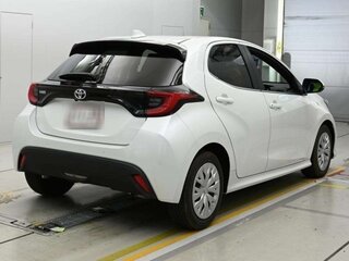 2024 Toyota Yaris IV, белый, 1100000 рублей, вид 5